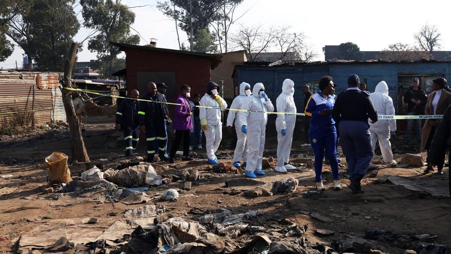 Anggota tim forensik tiba di lokasi kejadian setelah, menurut polisi, para penembak melepaskan tembakan di sebuah permukiman kumuh di Cleveland, Johannesburg, Afrika Selatan, 10 Juni 2026.
