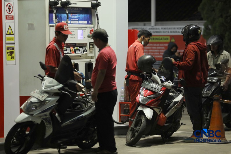 Antrean pembeli Bahan Bakar Minyak (BBM) jenis Pertalite di Ciputat Raya, Tangerang Selatan, Rabu (10/6/2026) malam. (CNBC Indonesia/Tri Susilo)