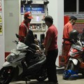 Antrean pembeli Bahan Bakar Minyak (BBM) jenis Pertalite di Ciputat Raya, Tangerang Selatan, Rabu (10/6/2026) malam. (CNBC Indonesia/Tri Susilo)