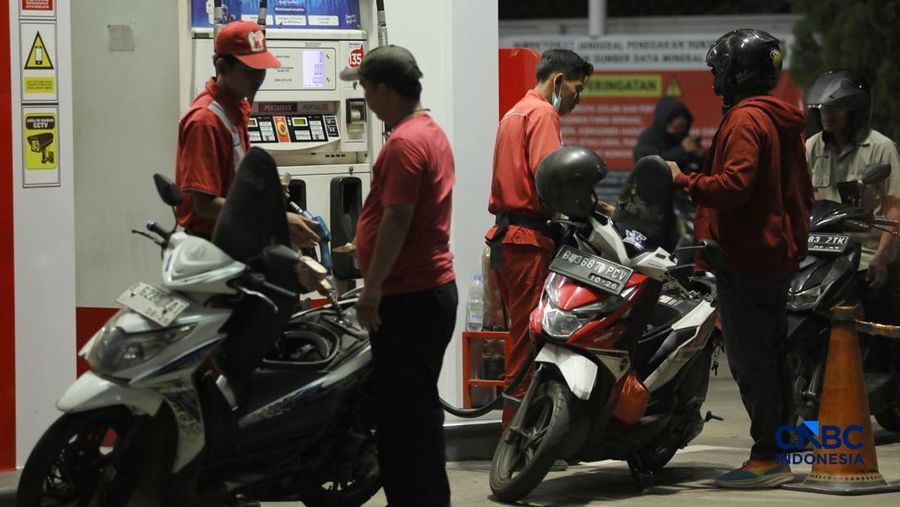 Antrean pembeli Bahan Bakar Minyak (BBM) jenis Pertalite di Ciputat Raya, Tangerang Selatan, Rabu (10/6/2026) malam. (CNBC Indonesia/Tri Susilo)