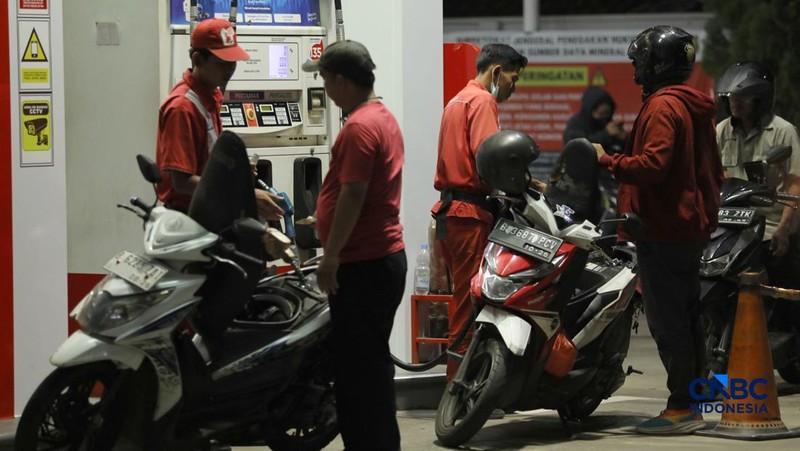 Antrean pembeli Bahan Bakar Minyak (BBM) jenis Pertalite di Ciputat Raya, Tangerang Selatan, Rabu (10/6/2026) malam. (CNBC Indonesia/Tri Susilo)