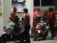 Antrean pembeli Bahan Bakar Minyak (BBM) jenis Pertalite di Ciputat Raya, Tangerang Selatan, Rabu (10/6/2026) malam. (CNBC Indonesia/Tri Susilo)