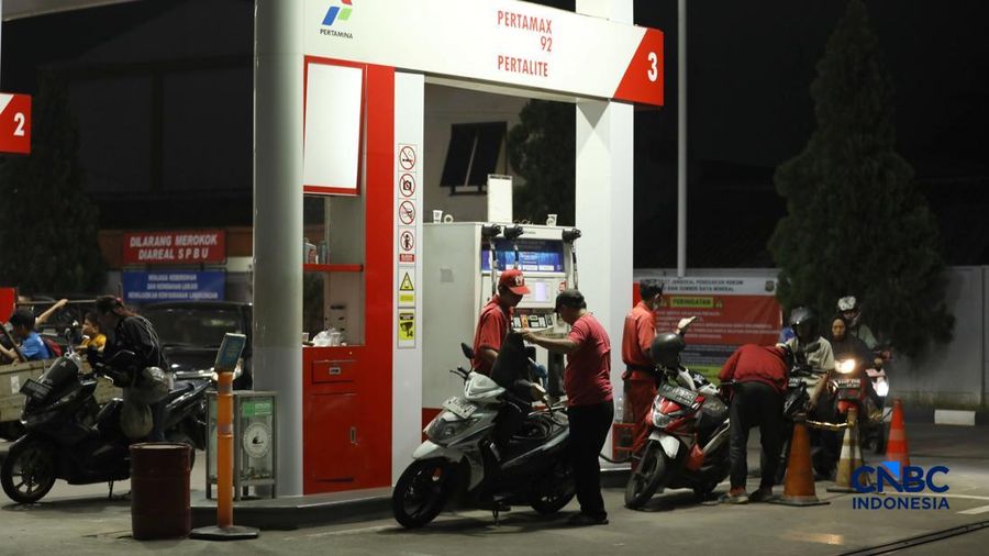 Antrean pembeli Bahan Bakar Minyak (BBM) jenis Pertalite di Ciputat Raya, Tangerang Selatan, Rabu (10/6/2026) malam. (CNBC Indonesia/Tri Susilo)