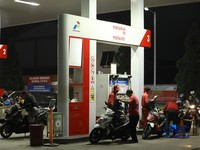 Antrean pembeli Bahan Bakar Minyak (BBM) jenis Pertalite di Ciputat Raya, Tangerang Selatan, Rabu (10/6/2026) malam. (CNBC Indonesia/Tri Susilo)