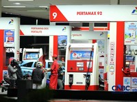 Antrean pembeli Bahan Bakar Minyak (BBM) jenis Pertalite di Ciputat Raya, Tangerang Selatan, Rabu (10/6/2026) malam. (CNBC Indonesia/Tri Susilo)