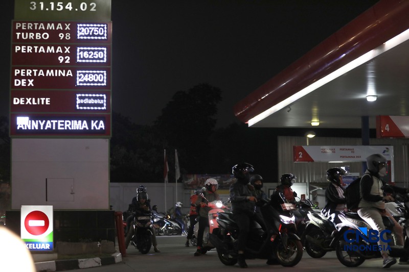Antrean pembeli Bahan Bakar Minyak (BBM) jenis Pertalite di Ciputat Raya, Tangerang Selatan, Rabu (10/6/2026) malam. (CNBC Indonesia/Tri Susilo)