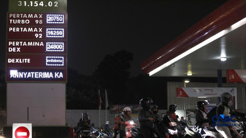 Antrean pembeli Bahan Bakar Minyak (BBM) jenis Pertalite di Ciputat Raya, Tangerang Selatan, Rabu (10/6/2026) malam. (CNBC Indonesia/Tri Susilo)