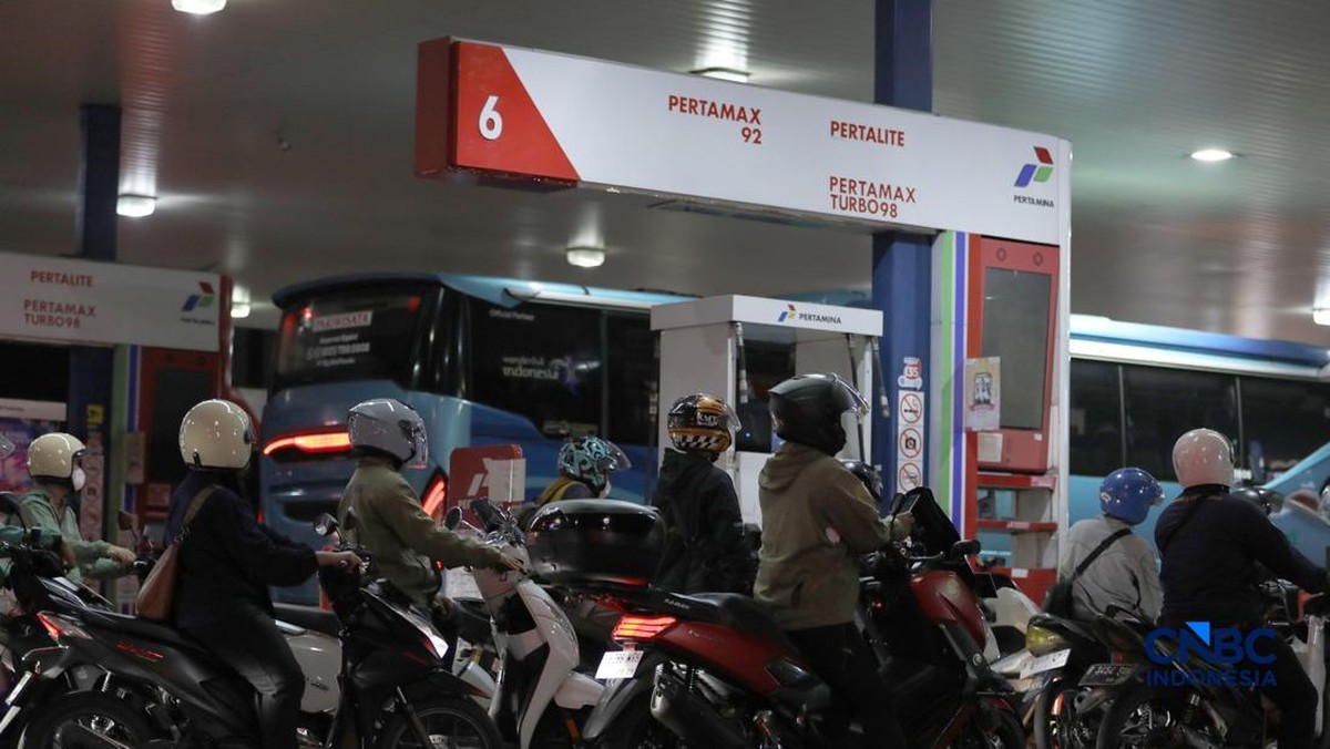 Pertamax Naik! Antrean Pertalite di Sejumlah SPBU Tangsel Membeludak