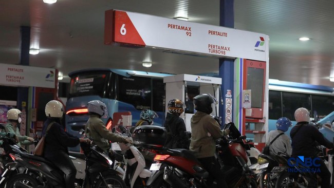 Pertamax Naik! Antrean Pertalite di Sejumlah SPBU Tangsel Membeludak