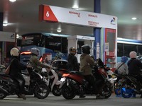 Antrean pembeli Bahan Bakar Minyak (BBM) jenis Pertalite di Ciputat Raya, Tangerang Selatan, Rabu (10/6/2026) malam. (CNBC Indonesia/Tri Susilo)