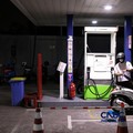 Antrean pembeli Bahan Bakar Minyak (BBM) jenis Pertalite di Ciputat Raya, Tangerang Selatan, Rabu (10/6/2026) malam. (CNBC Indonesia/Tri Susilo)