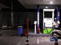 Antrean pembeli Bahan Bakar Minyak (BBM) jenis Pertalite di Ciputat Raya, Tangerang Selatan, Rabu (10/6/2026) malam. (CNBC Indonesia/Tri Susilo)