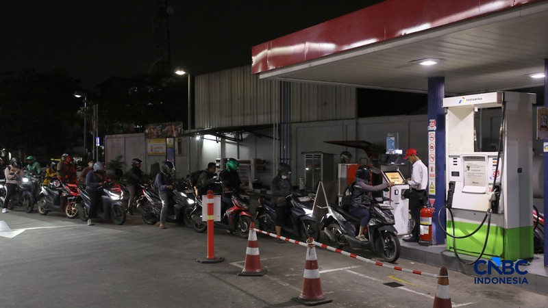 Antrean pembeli Bahan Bakar Minyak (BBM) jenis Pertalite di Ciputat Raya, Tangerang Selatan, Rabu (10/6/2026) malam. (CNBC Indonesia/Tri Susilo)