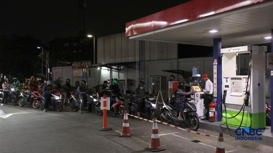 Antrean pembeli Bahan Bakar Minyak (BBM) jenis Pertalite di Ciputat Raya, Tangerang Selatan, Rabu (10/6/2026) malam. (CNBC Indonesia/Tri Susilo)