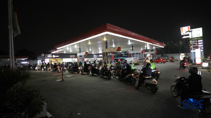 Antrean pembeli Bahan Bakar Minyak (BBM) jenis Pertalite di Ciputat Raya, Tangerang Selatan, Rabu (10/6/2026) malam. (CNBC Indonesia/Tri Susilo)