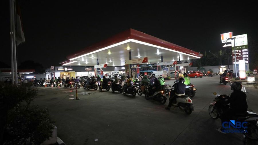 Antrean pembeli Bahan Bakar Minyak (BBM) jenis Pertalite di Ciputat Raya, Tangerang Selatan, Rabu (10/6/2026) malam. (CNBC Indonesia/Tri Susilo)