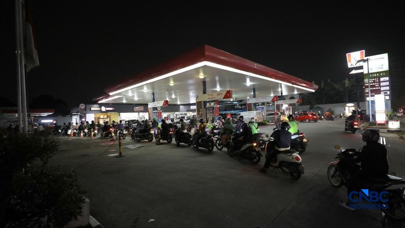 Antrean pembeli Bahan Bakar Minyak (BBM) jenis Pertalite di Ciputat Raya, Tangerang Selatan, Rabu (10/6/2026) malam. (CNBC Indonesia/Tri Susilo)