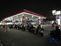 Antrean pembeli Bahan Bakar Minyak (BBM) jenis Pertalite di Ciputat Raya, Tangerang Selatan, Rabu (10/6/2026) malam. (CNBC Indonesia/Tri Susilo)