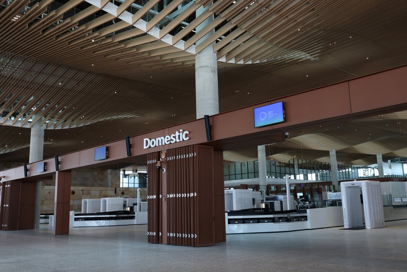 Sebuah papan nama terpasang di atap Bandara Internasional Western Sydney yang baru, setelah Qantas Airways dan Jetstar mengumumkan akan meluncurkan layanan penumpang komersial dari bandara tersebut setelah pembukaannya pada 25 Oktober, di Luddenham, Western Sydney, Australia, 10 Juni 2026. (REUTERS/Hollie Adams)