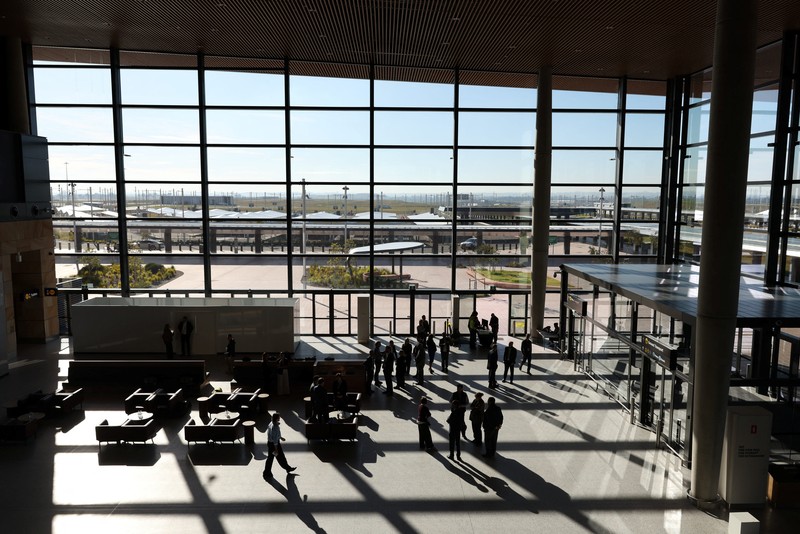 Sebuah papan nama terpasang di atap Bandara Internasional Western Sydney yang baru, setelah Qantas Airways dan Jetstar mengumumkan akan meluncurkan layanan penumpang komersial dari bandara tersebut setelah pembukaannya pada 25 Oktober, di Luddenham, Western Sydney, Australia, 10 Juni 2026. (REUTERS/Hollie Adams)