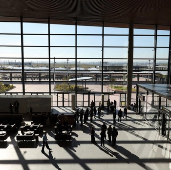 Aula kedatangan di Bandara Internasional Western Sydney, setelah Qantas Airways dan Jetstar mengumumkan akan meluncurkan layanan penumpang komersial setelah pembukaannya pada 25 Oktober, di Luddenham, Western Sydney, Australia, 10 Juni 2026. (REUTERS