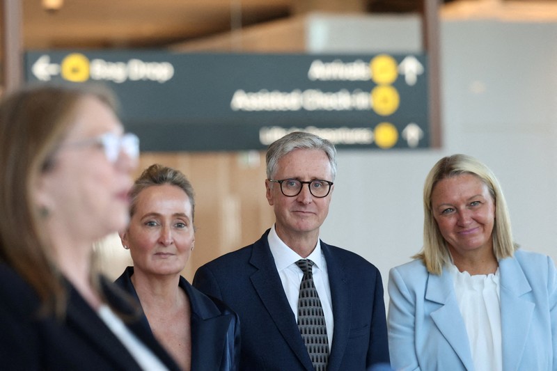Sebuah papan nama terpasang di atap Bandara Internasional Western Sydney yang baru, setelah Qantas Airways dan Jetstar mengumumkan akan meluncurkan layanan penumpang komersial dari bandara tersebut setelah pembukaannya pada 25 Oktober, di Luddenham, Western Sydney, Australia, 10 Juni 2026. (REUTERS/Hollie Adams)