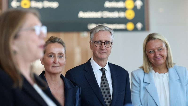 CEO Qantas Airways Vanessa Hudson, CEO Bandara Internasional Western Sydney Simon Hickey, dan CEO Jetstar Group Stephanie Tully bereaksi saat Menteri Infrastruktur, Transportasi, Pembangunan Regional dan Pemerintah Daerah Australia Catherine King berbicara selama konferensi pers di Bandara Internasional Western Sydney yang baru, mengumumkan bahwa Qantas Airways dan Jetstar akan meluncurkan layanan penumpang komersial dari bandara tersebut setelah pembukaannya pada 25 Oktober, di Luddenham, Western Sydney, Australia, 10 Juni 2026.