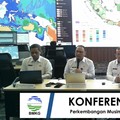 Deputi Bidang Klimatologi BMKG Ardhasena Sopaheluwakan (kedua kiri) saat konferensi pers BMKG terkait Perkembangan Musim Kemarau 2026 di Indonesia, Rabu (10/6/2026). (Dok. BMKG)