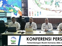 Deputi Bidang Klimatologi BMKG Ardhasena Sopaheluwakan (kedua kiri) saat konferensi pers BMKG terkait Perkembangan Musim Kemarau 2026 di Indonesia, Rabu (10/6/2026). (Dok. BMKG)