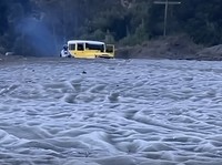 Fenomena embun upas atau embun beku mulai terlihat di kawasan Gunung Bromo pada Senin (8/6). Hamparan kristal es tampak menutupi rerumputan, dedaunan, hingga lautan pasir setelah suhu dini hari turun di bawah 5 derajat Celsius. (Dok. Bams Tour Bromo/