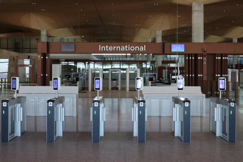 Sebuah papan nama terpasang di atap Bandara Internasional Western Sydney yang baru, setelah Qantas Airways dan Jetstar mengumumkan akan meluncurkan layanan penumpang komersial dari bandara tersebut setelah pembukaannya pada 25 Oktober, di Luddenham, Western Sydney, Australia, 10 Juni 2026. (REUTERS/Hollie Adams)