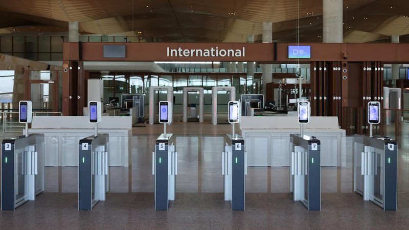 Gerbang keamanan yang dilengkapi sistem biometrik di luar area keberangkatan internasional di Bandara Internasional Western Sydney, setelah Qantas Airways dan Jetstar mengumumkan akan meluncurkan layanan penumpang komersial setelah pembukaannya pada 25 Oktober, di Luddenham, Western Sydney, Australia, 10 Juni 2026.