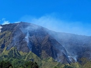 Bukit Sempana Sembalun Terbakar Hebat, Pendaki Dievakuasi-Pendakian Ditutup