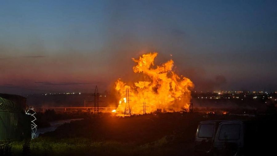 Kebakaran pada pipa gas di kota Kizilyurt di wilayah Dagestan, Rusia, Selasa (9/6/2026). (Kizilyurt Regional Administration/Handout via REUTERS)
