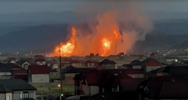 Kebakaran pada pipa gas di kota Kizilyurt di wilayah Dagestan, Rusia, Selasa (9/6/2026). (Kizilyurt Regional Administration/Handout via REUTERS)