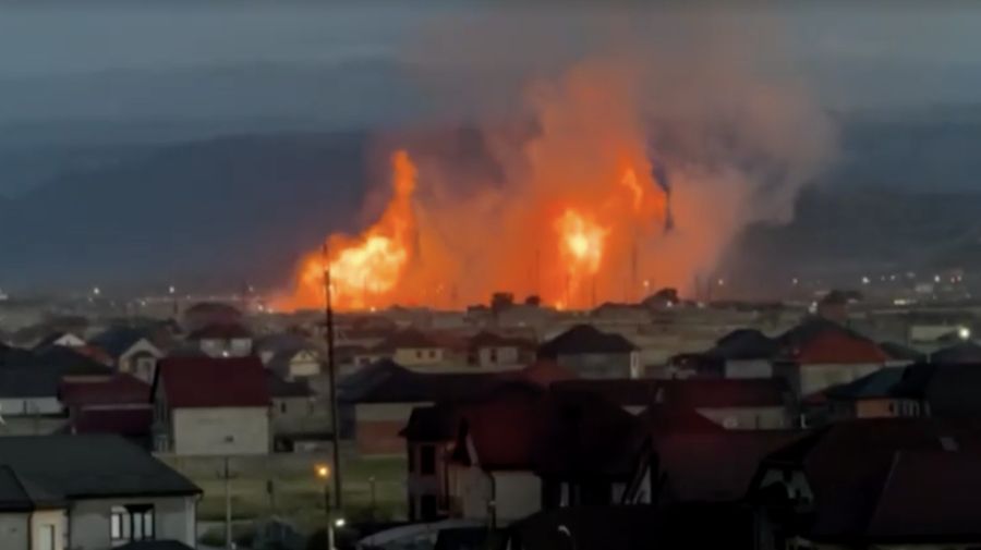 Kebakaran pada pipa gas di kota Kizilyurt di wilayah Dagestan, Rusia, Selasa (9/6/2026). (Tangkapan Layar Video/REUTERS)