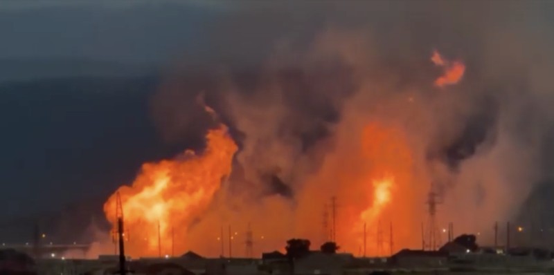 Kebakaran pada pipa gas di kota Kizilyurt di wilayah Dagestan, Rusia, Selasa (9/6/2026). (Kizilyurt Regional Administration/Handout via REUTERS)
