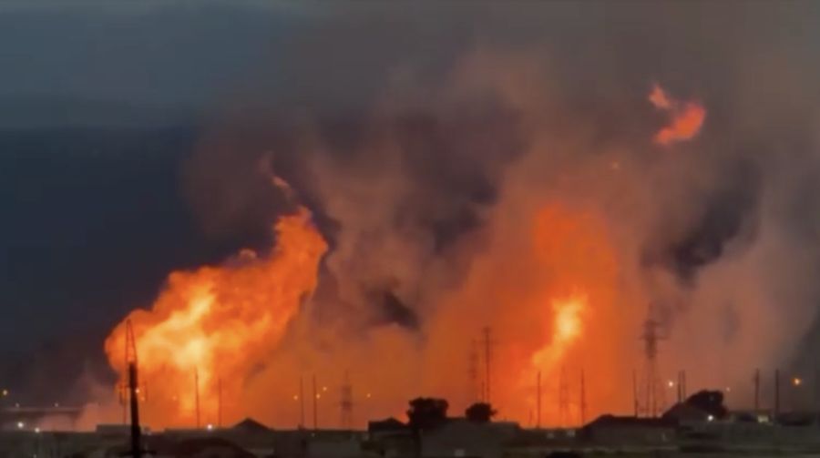 Kebakaran pada pipa gas di kota Kizilyurt di wilayah Dagestan, Rusia, Selasa (9/6/2026). (Tangkapan Layar Video/REUTERS)