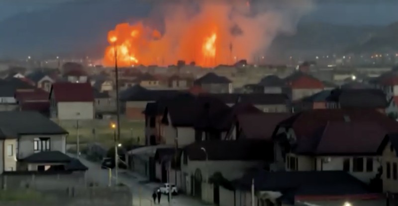 Kebakaran pada pipa gas di kota Kizilyurt di wilayah Dagestan, Rusia, Selasa (9/6/2026). (Kizilyurt Regional Administration/Handout via REUTERS)