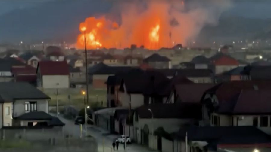 Kebakaran pada pipa gas di kota Kizilyurt di wilayah Dagestan, Rusia, Selasa (9/6/2026). (Tangkapan Layar Video/REUTERS)