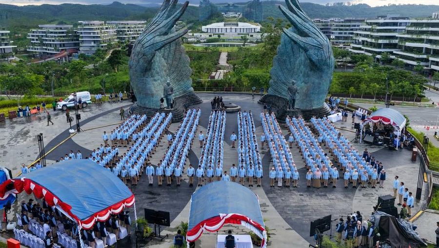 Kepala Otorita Ibu Kota Nusantara (IKN) Basuki Hadimuljono melantik dan mengambil sumpah CPNS angkatan pertama Otorita Ibu Kota Nusantara di Taman Kusuma Bangsa. (Instagram/otorita_ikn)