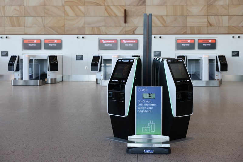 Sebuah papan nama terpasang di atap Bandara Internasional Western Sydney yang baru, setelah Qantas Airways dan Jetstar mengumumkan akan meluncurkan layanan penumpang komersial dari bandara tersebut setelah pembukaannya pada 25 Oktober, di Luddenham, Western Sydney, Australia, 10 Juni 2026. (REUTERS/Hollie Adams)
