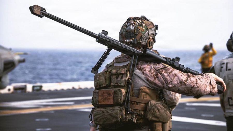 Marinir AS dari Unit Ekspedisi Marinir ke-31 menaiki helikopter UH-1Y Venom di atas kapal USS Tripoli (LHA 7) untuk melakukan pelatihan penembak jitu udara dan dukungan udara jarak dekat sambil melintasi perairan regional. (X/CENTCOM)