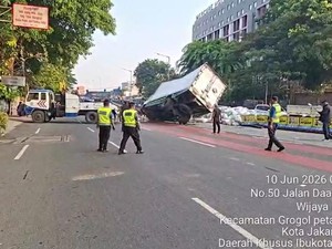 Kronologi Mobil Boks Terguling di Jakbar Bikin Muatan Biji Plastik Berserakan