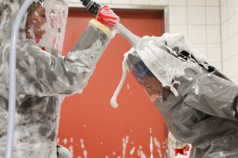 Para petugas kesehatan di klinik Virchow Berlin mengenakan perlengkapan pelindung lengkap saat institut tersebut memberikan tur melalui stasiun isolasi mereka untuk pasien Ebola di Berlin, Jerman, 9 Juni 2026. (REUTERS/Maryam Majd)