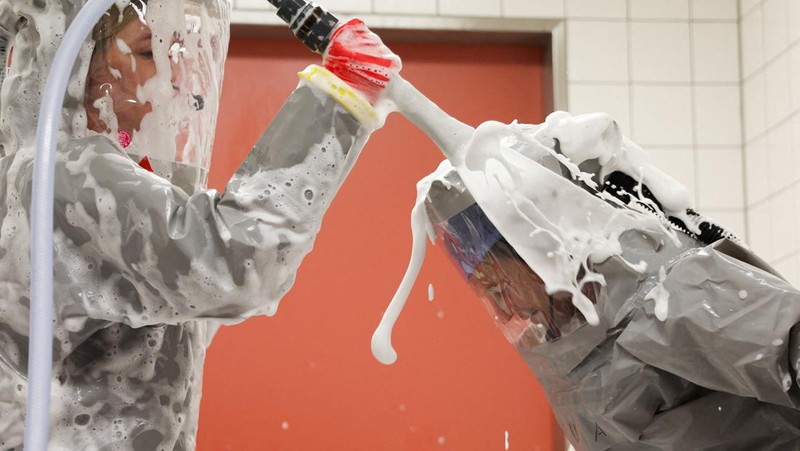 Para petugas kesehatan dari klinik Virchow di Berlin yang mengenakan perlengkapan pelindung lengkap menjalani dekontaminasi akhir sebelum keluar dari ruang isolasi Ebola saat institut tersebut memberikan tur melalui stasiun isolasi untuk pasien Ebola di Berlin, Jerman, 9 Juni 2026.