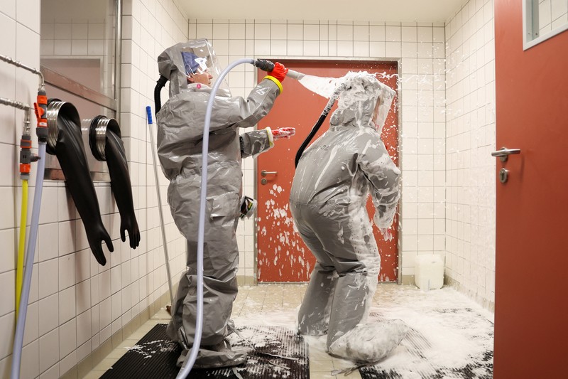Para petugas kesehatan di klinik Virchow Berlin mengenakan perlengkapan pelindung lengkap saat institut tersebut memberikan tur melalui stasiun isolasi mereka untuk pasien Ebola di Berlin, Jerman, 9 Juni 2026. (REUTERS/Maryam Majd)