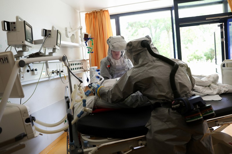 Para petugas kesehatan di klinik Virchow Berlin mengenakan perlengkapan pelindung lengkap saat institut tersebut memberikan tur melalui stasiun isolasi mereka untuk pasien Ebola di Berlin, Jerman, 9 Juni 2026. (REUTERS/Maryam Majd)