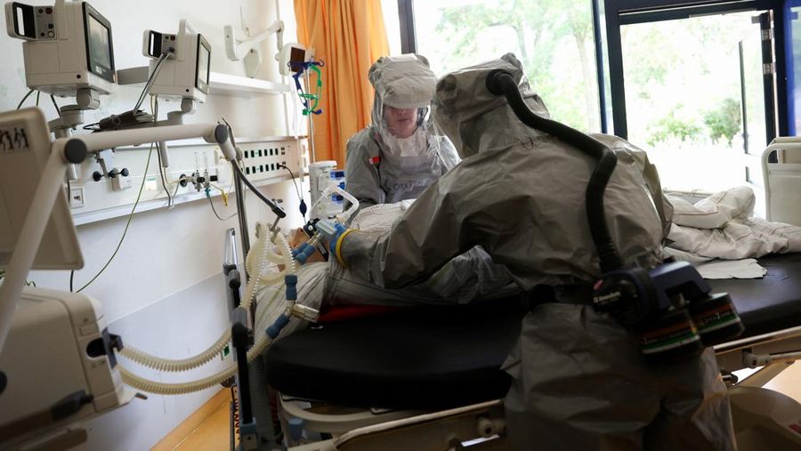 Para petugas kesehatan di klinik Virchow Berlin mengenakan perlengkapan pelindung lengkap saat institut tersebut memberikan tur melalui stasiun isolasi mereka untuk pasien Ebola di Berlin, Jerman, 9 Juni 2026.