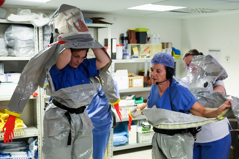 Para petugas kesehatan di klinik Virchow Berlin mengenakan perlengkapan pelindung lengkap saat institut tersebut memberikan tur melalui stasiun isolasi mereka untuk pasien Ebola di Berlin, Jerman, 9 Juni 2026. (REUTERS/Maryam Majd)